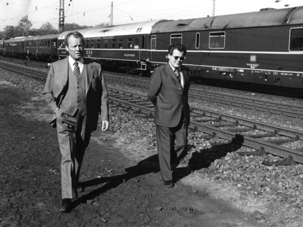 Bundeskanzler Willy Bandt (li.) und Günther Guillaume während einer Wahlkampfreise, 08.04.1974; Quelle: BArch, B145 Bild-F042453-0011