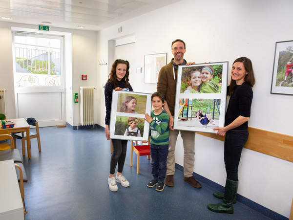 Pauline (li.) spielt Schlagzeug und Mattis (2.v.l.) singt gern – die beiden Kinder der Familie Krüger wachsen mit einer Hörschädigung auf. Foto: Stefan Straube / UKL
