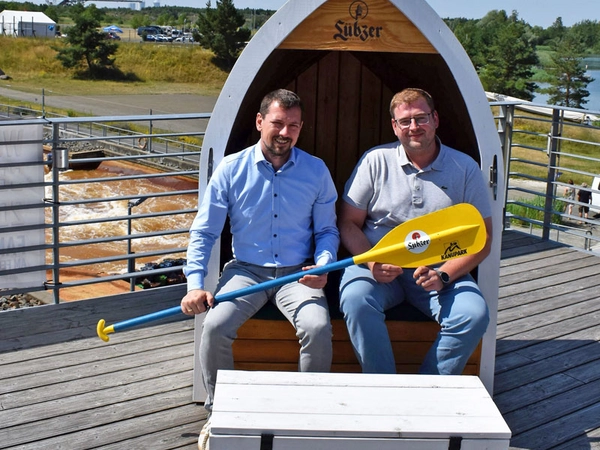 Christoph Kirsten (Geschäftsführer der EGW Entwicklungsgesellschaft für Gewerbe und Wohnen mbH) und Markus Röder (rechts, Manager Sponsoring & Event, Carlsberg Deutschland GmbH). Foto: Kanupark