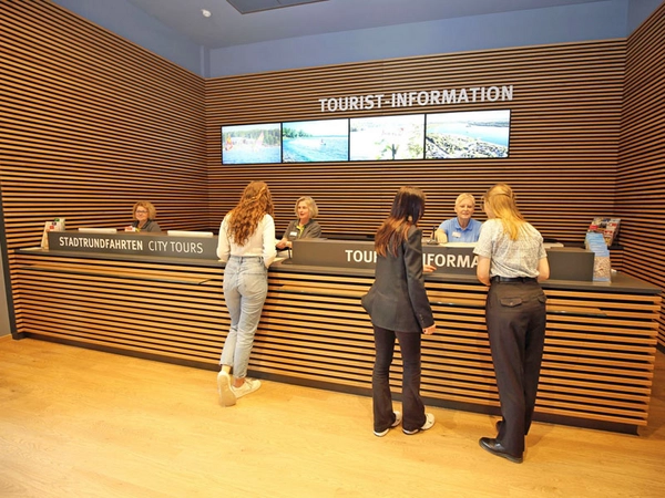 Beratungsschalter in der Tourist-Information Leipzig, Foto: Andreas Schmidt