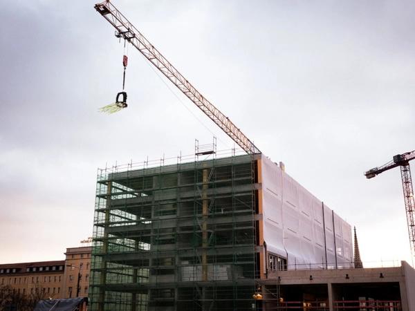 Die Richtkrone über dem neu entstehenden Gebäude des Global Hub. Foto: Roman Krawielicki