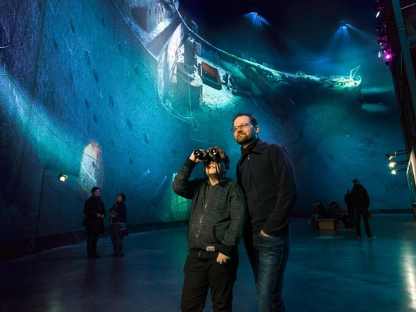 Vater und Sohn in Titanic - Ausstellung