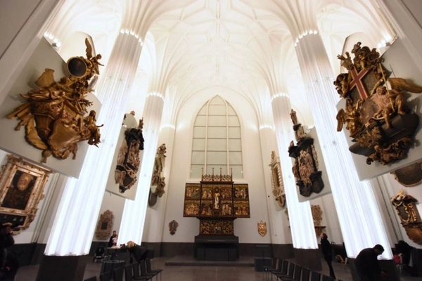 Kontraste, wohin das Auge blickt. Helles Kirchenschiff beherbergt dunkle historische Kunstwerke. Alt trifft neu.