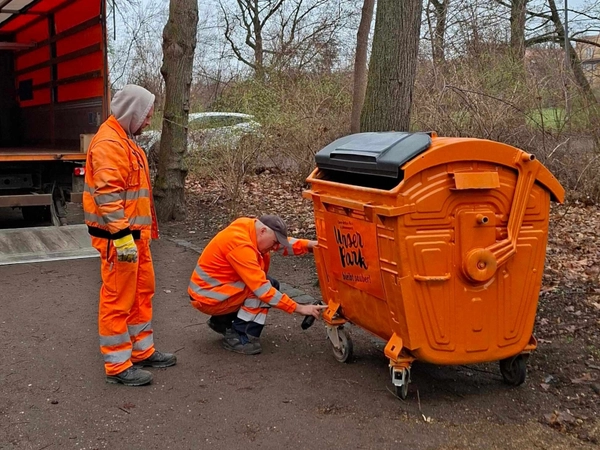 Orange Parkcontainer für Unterwegs-Abfälle, Foto: Stadtreinigung Leipzig