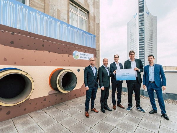 Scheckübergabe: Clemens Schülke (Leipziger Wirtschaftsbürgermeister), Karsten Rogall und Dr. Maik Piehler (Geschäftsführer der Leipziger Stadtwerke), Michael Kellner (Staatssekretär BMWK) und Marcus Krüger (Projektleiter), Foto: Leipziger Gruppe