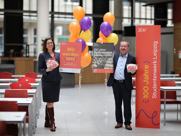 Dr. Andrea Diekhof, Geschäftsführerin des Studentenwerkes Leipzig und Uwe Kubaile, Abteilungsleiter Mensen & Cafeterien / Zentraler Einkauf zum Jubiläum 100 Jahre Studentenwerk Leipzig, Foto: Anne Schwerin