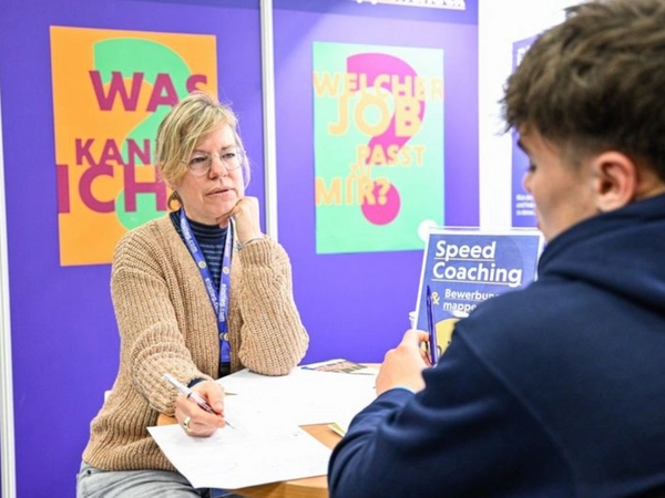 Beim Speed Coaching hilft Sabine Gärtner herauszufinden, welche Fähigkeiten Jugendliche besitzen, welche Wünsche sie haben und welche beruflichen Wege zu den eigenen Vorstellungen passen könnten. Foto: Einstieg GmbH