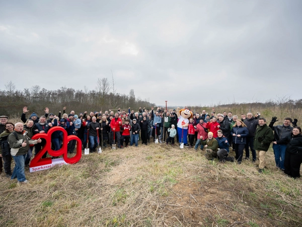 Viele fleißige Sparkassen-Hände beim Arbeitseinsatz am Störmthaler See, Foto: Christian Modla