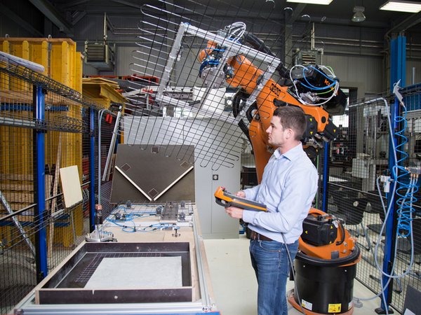 Der Bauingenieur Otto Grauer erforscht an der HTWK Leipzig, wie die Fertigung des neuen Verbundwerkstoffs Carbonbeton mit Robotern vereinfacht werden kann. Gefördert wird diese Forschung vom Bund. Foto: HTWK Leipzig