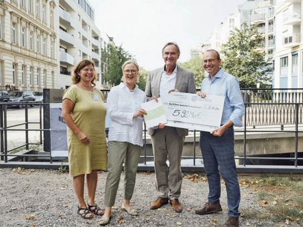 Fördermittelübergabe durch Sachsens Umweltminister Wolfram Günther und Regina Kraushaar an Angela Zábojník und Oberbürgermeister Burkhard Jung. Foto: SMEKUL / Thomas Victor
