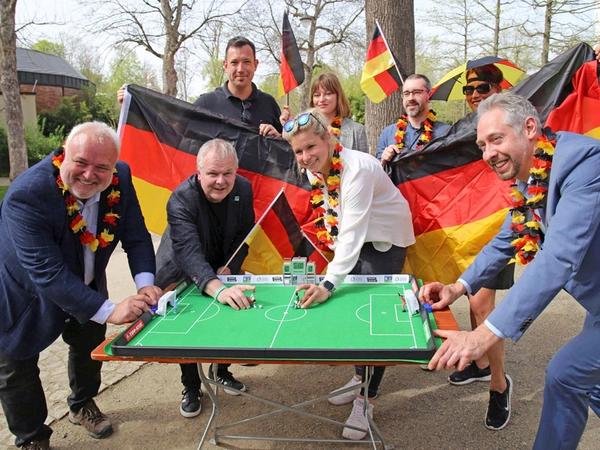 Stadion der Träume: Die Protagonisten am Tipp-Kick-Tisch, Foto: Andreas Schmidt