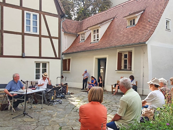 Lesung im Garten des Schillerhauses, Foto: Stadtgeschichtliches Museum Leipzig