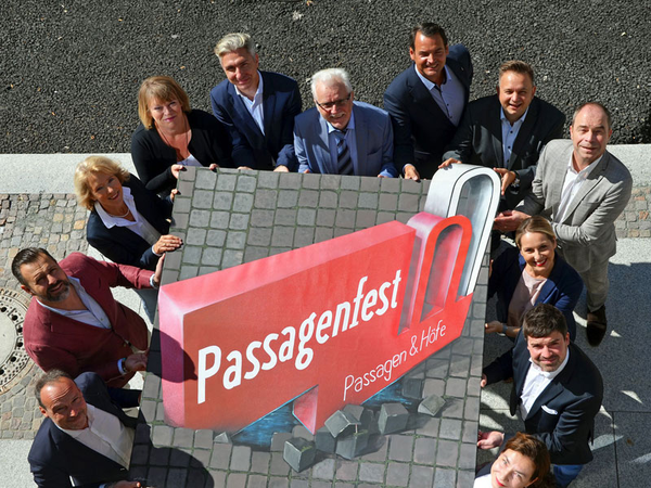 Die Organisatoren präsentieren das Programm zum 10. Passagenfest Leipzig, Foto: Isabell Gradinger