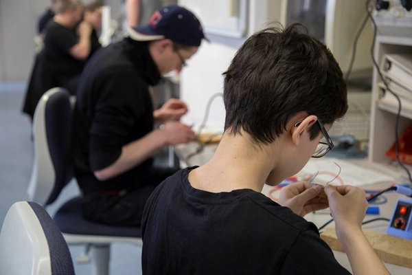 Ferienhochschule an der HTWK Leipzig – das heißt auch: tüfteln, experimentieren, sich ausprobieren.