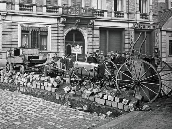 Barrikade während des Kapp-Putsches am 28. März 1920 in der Münzgasse, Foto: Atelier Hermann Walter / Stadtgeschichtliches Museum