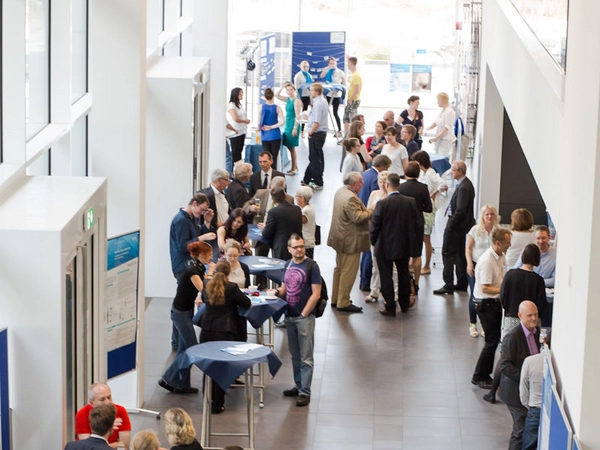 Zum Informieren, Austauschen und Vernetzen lädt die HTWK Leipzig ins Foyer des Nieper-Baus ein. Das Foto zeigt den Tag der Wissenschaft im Juni 2016. Foto: Robert Weinhold / HTWK Leipzig