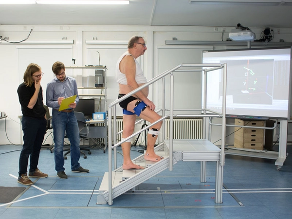 Felix Weiske und Max Böhme (v.l.) entwickeln ein Exoskelett auf Basis künstlicher Intelligenz, das beeinträchtige Personen beim Treppensteigen unterstützten soll., Foto: HTWK