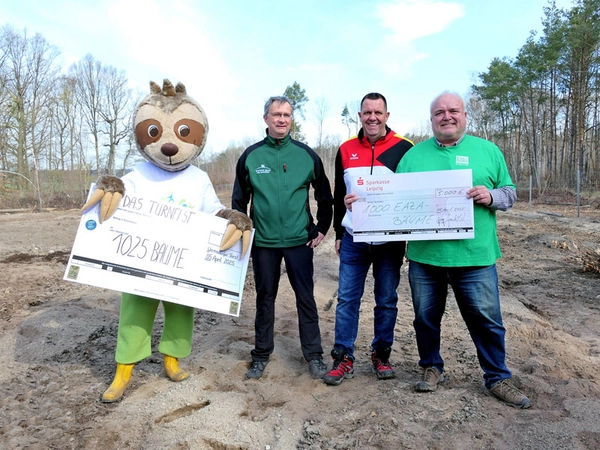 Scheckübergabe an das Internationale Turnfest, Foto: Zoo Leipzig
