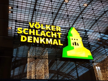 Völkerschlachtdenkmal erhält LED-Leuchtreklame am Leipziger Hauptbahnhof