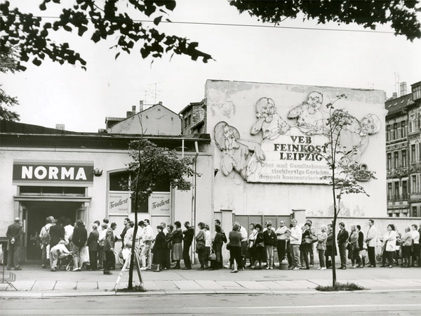 Schlange vor einem neuen Supermarkt an der Karl-Liebknecht-Straße (Feinkost), Foto: SGM / Siegfried G. Müller, 1990