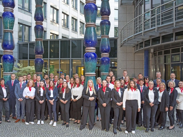 Es kann losgehen: 34 neue Azubis der Sparkassen Leipzig wurden am Freitag offiziell in der Hauptstelle Löhrs Carré begrüßt. Foto: PUNCTUM / Stefan Hoyer 