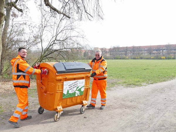 Aufstellen der Parkbehälter, Foto: Stadtreinigung Leipzig