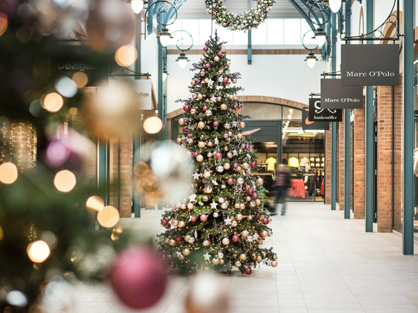 Mitte Dezember stattet der Weihnachtsmann dem Outlet Center einen Besuch ab. Foto: NEINVER Deutschland GmbH
