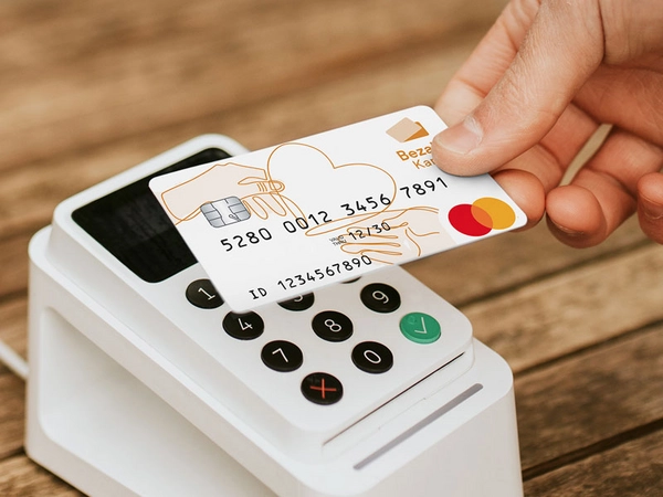 Eine Person zahlt mit einer Bezahlkarte an einem Terminal. Foto: PayCenter GmbH