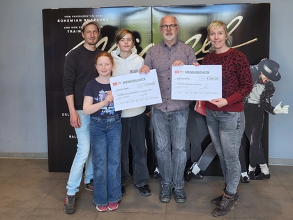 Cineplex übergibt Spendenschecks aus Filmplakatbörse