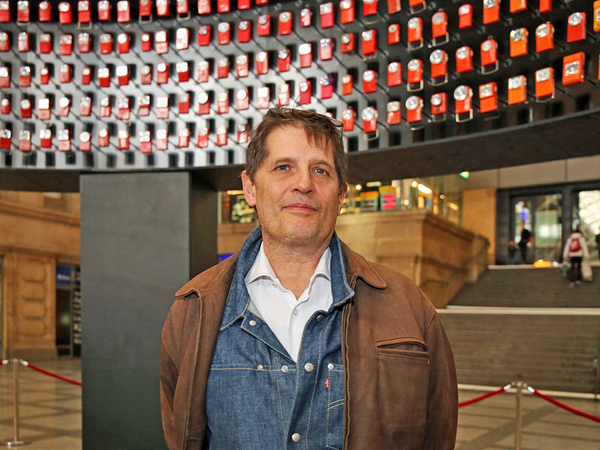 Philippe Morvan vor der Licht-Ton-Installation Leipzig-Berlin, Foto: Andreas Schmidt