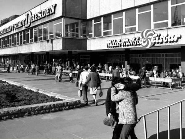 Restaurant "Stadt Dresden" mit dem Freisitz der Milch-Mokka-Eisbar, Foto: Herbert Lachmann / Stadtarchiv Leipzig
