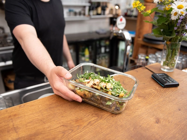 Suffiziente Gastronomie: Tupperdose aus Glas, Foto: Thomas Puschmann