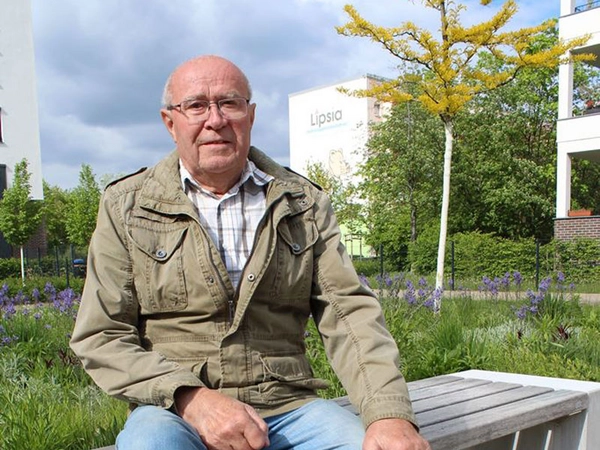 Lipsia-Mitglied Werner Wittig (75) schätzt die weitläufigen Grünflächen in seinem Wohnumfeld in Leipzig-Grünau., Foto: W&R IMMOCOM