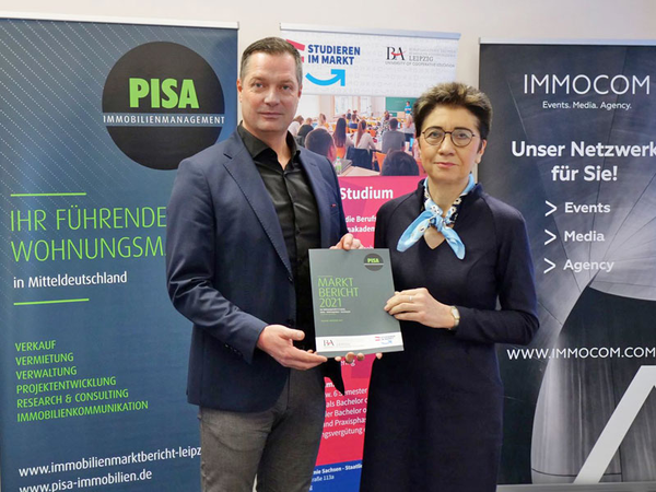 Timo Pinder (Geschäftsführer von PISA IMMOBILIEN) und Prof. Dr. habil. Kerry-U. Brauer (Direktorin der Staatlichen Studienakademie Leipzig) Foto: IMMOCOM
