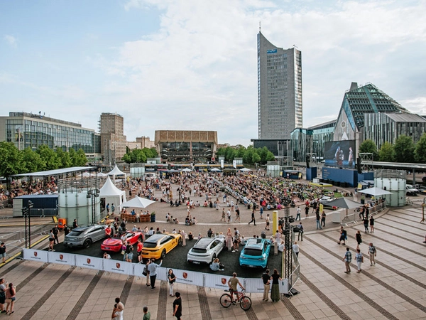 Mehr als 3.500 Gäste besuchen Live-Übertragung von "Der fliegende Holländer" auf dem Leipziger Augustusplatz. Foto: Porsche AG - Leipzig