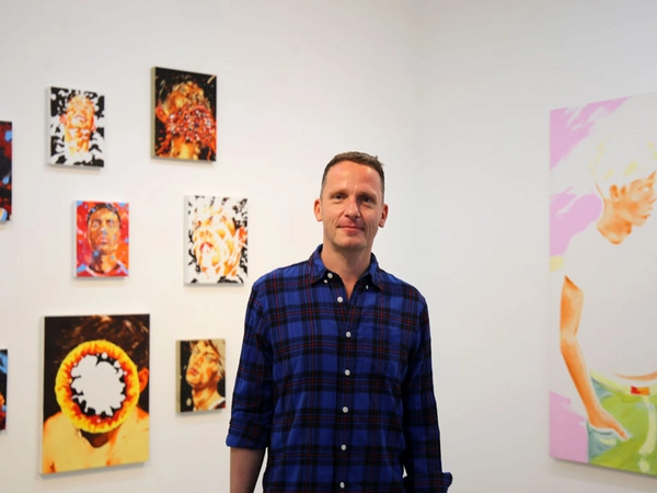 Norbert Bisky bei der Eröffnung seiner Ausstellung "Disinfotainment" in der G2 Kunsthalle, Foto: Julia Franke