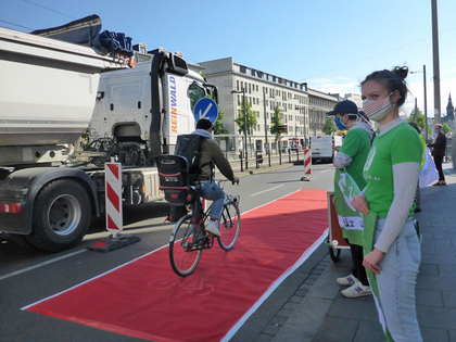 Gegen Blockadehaltung: Ökolöwe und ADFC bauen eigene Radspur von Jahnallee bis Innenstadtring