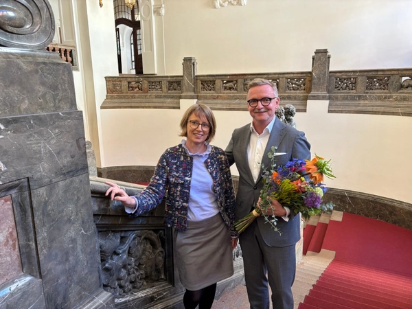 Lydia Schubert und Peter Heilker nach der erfolgreichen Abstimmung des Stadtrats im Rathaus der Stadt Leipzig am 29. April 2026, Foto: Oper Leipzig