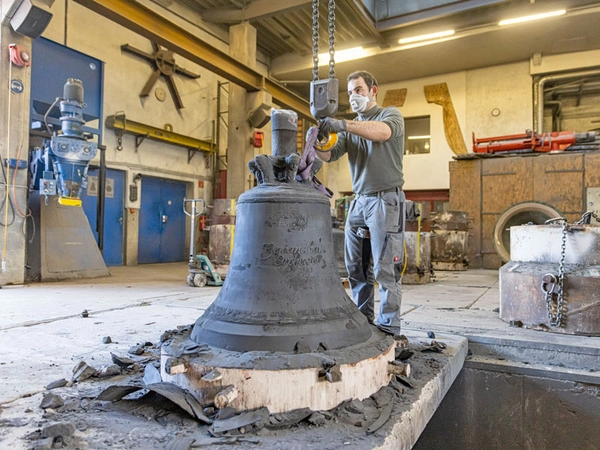 Entmanteln der Glocke, Foto: Jan Hetfleisch