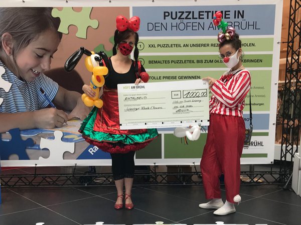 Die Leipziger Klinik Clowns nahmen die Spende von 1.000 Euro dankend entgegen, Foto: Höfe am Brühl Centermanagement