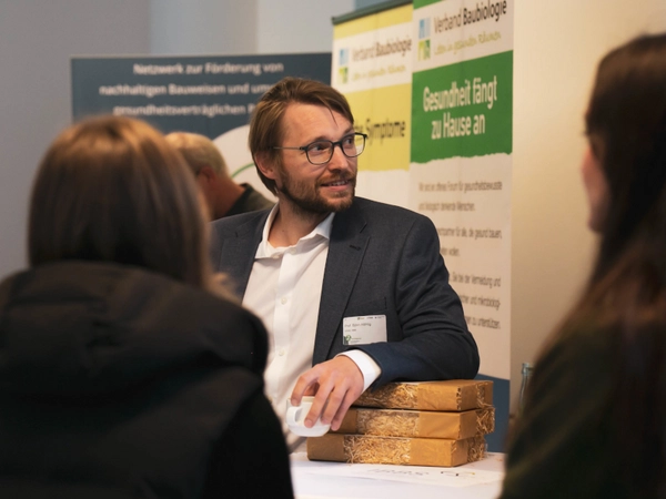 Wissenschaft trifft Praxis: Prof. Dr.-Ing. Björn Höhlig von der HTWK Leipzig im Gespräch mit Teilnehmenden der vergangenen Fachtagung. Bei der dritten Ausgabe gehört er erneut zu den Referierenden. Foto: Bildungswerk für nachhaltige Entwicklung e.V.