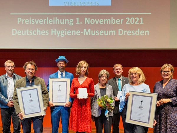 Verleihung "Sächsischer Museumspreis 2021" am 1. November 2021, Gruppenfoto der Preisträgerinnen und Preisträger, Foto: SMWK / Jürgen Lösel