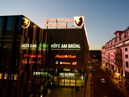 Feierliche Einweihung der Leuchtreklame auf den Dächern der Höfe am Brühl