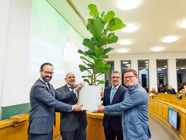 Wissenschaftsminister Sebastian Gemkow und Dekan Prof. Dr. Ingo Bechmann gratulierten Direktor Prof. Dr. Markus Bleckwenn und Stellvertreter Dr. Stefan Lippmann zur Institutsgründung. Christian Hüller / Universität Leipzig
