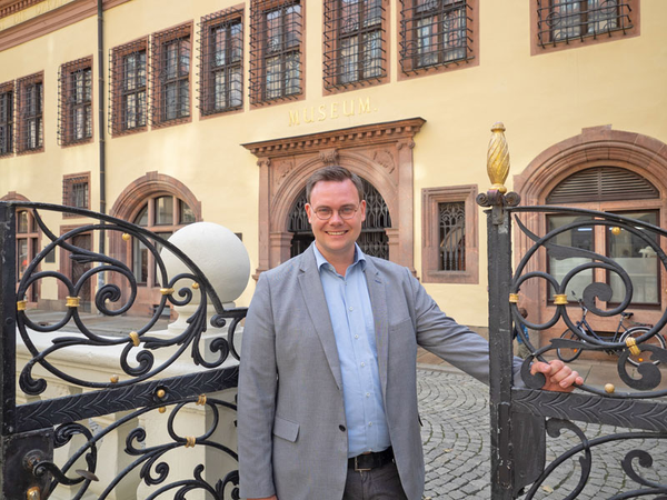 Eric Buchmann vor dem Alten Rathaus, Foto: Hieronymus-Lotter-Gesellschaft