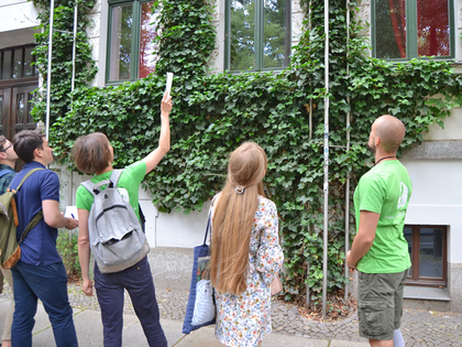 Ökolöwen laden zum Rundgang zu begrünten Fassaden im Leipziger Süden ein