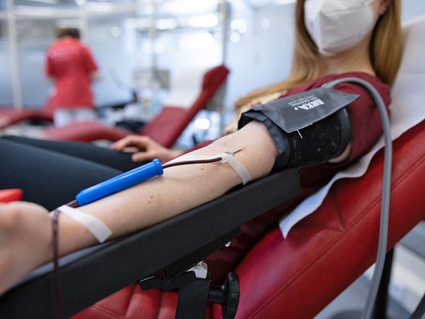 Blut ist lebensnotwendig für jeden Menschen. Viele Erkrankte sind auf Spenden angewiesen. Die Bestände im Institut für Transfusionsmedizin des UKL gehen derzeit zurück. Die Einrichtung ruft daher zum Blutspenden auf. Foto: Stefan Straube / UKL