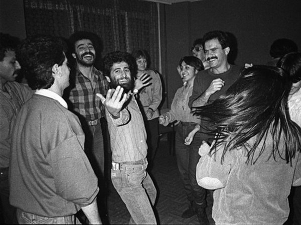 Bildtitel: Mahmoud Dabdoub, Studierende feiern in ihrer Unterkunft in Dresden, Fotografie, 1986.