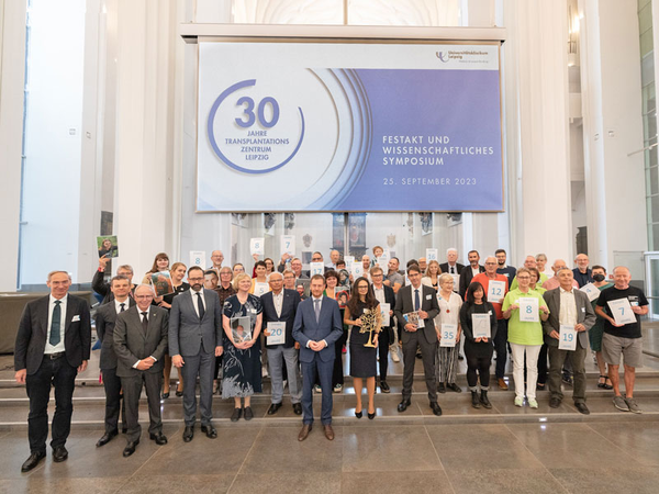 Zum Festakt anlässlich des 30. Jubiläums des Transplantationszentrums waren neben Angehörigen von Organspendern auch viele Empfänger von Organen anwesend, die sich mit Plakaten für die geschenkten Lebensjahre bedankten. Foto: UKL / Stefan Straube