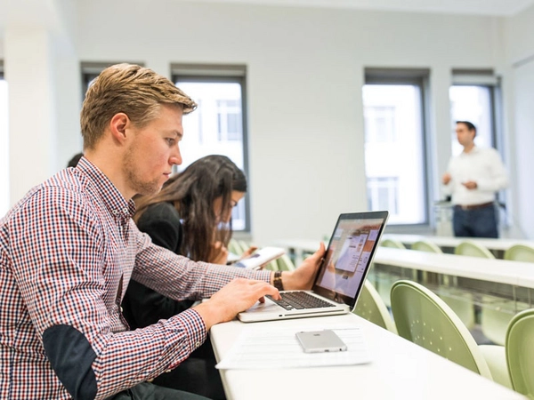 Studieninteressierte können sich für neue Master-Studiengänge bewerben. Foto: Christian Hüller